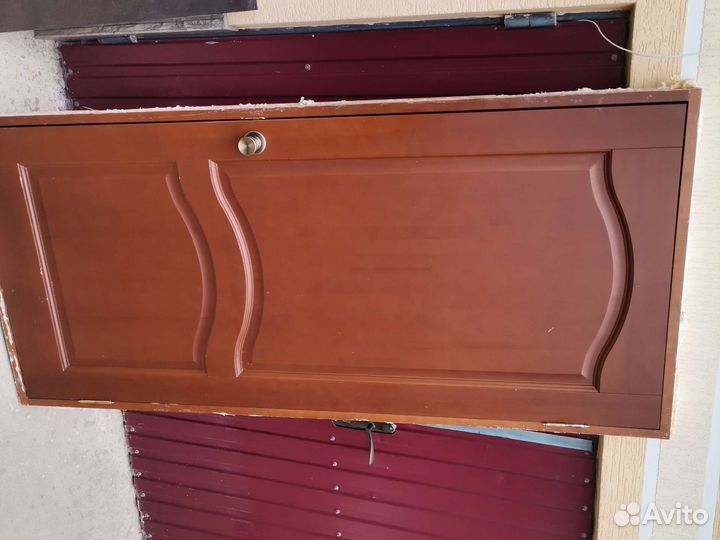 Двери деревянные межкомнатные, одна с остеклением