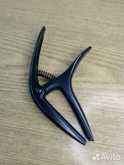 Новый универсальный каподастр Ernie Ball 9600 Axis