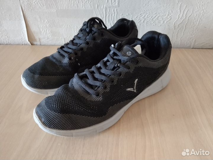 Кроссовки мужские размер 40