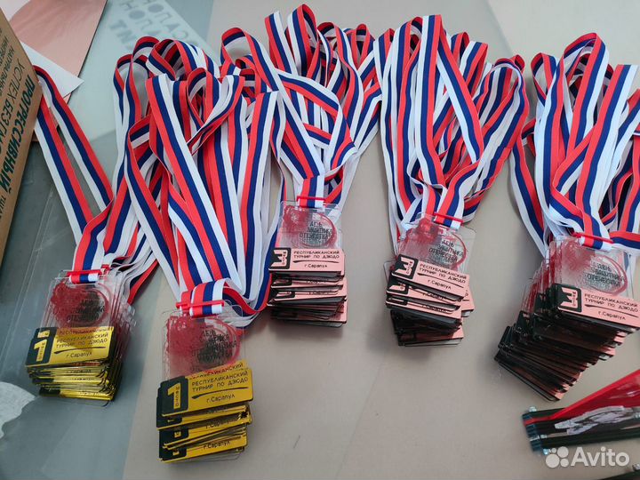 Изготовление медалей и кубков/гравировка подарков