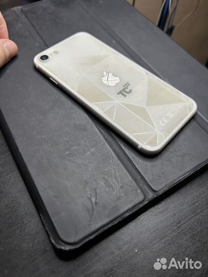 iPhone SE, 64 ГБ