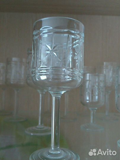 Хрустальные рюмки на высокой ножке