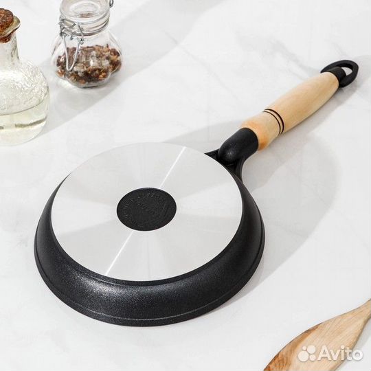 Сковорода, d18 см, деревянная ручка, антипригарное