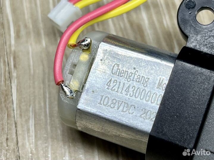 Мотор боковой щетки левый (L) Philips FC8795