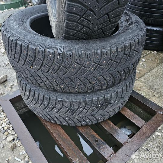 Michelin X-Ice North 4 215/60 R17