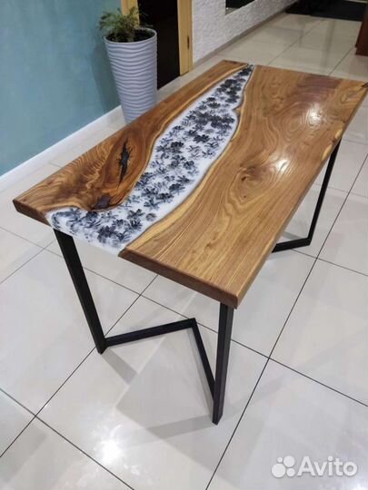 Стол с эпоксидной смолой