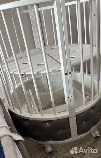 Детская кроватка с универсальным маятником