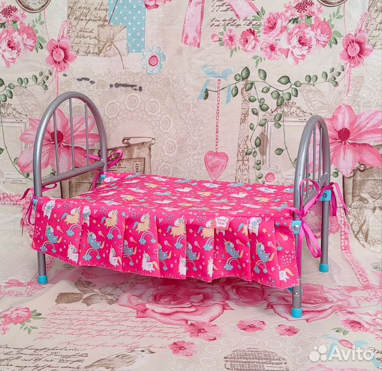 Пакетом игрушки для девочки