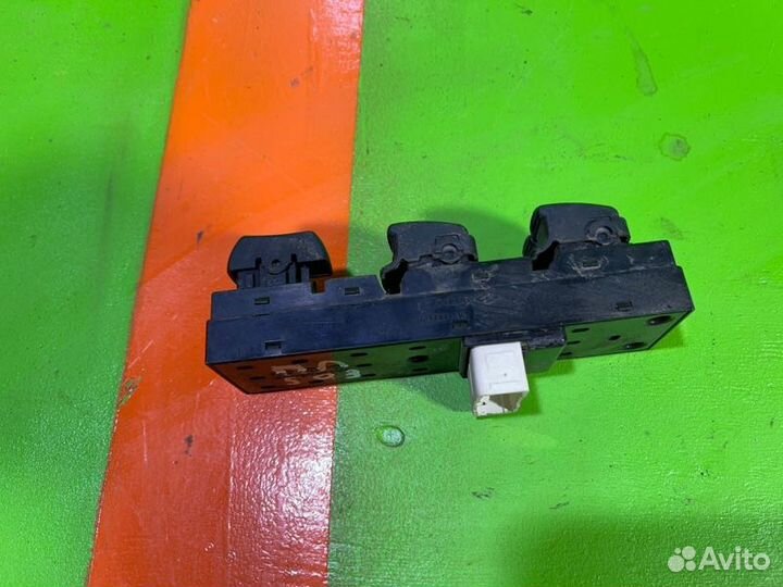 Блок управления стеклоподъемниками Hyundai Tucson