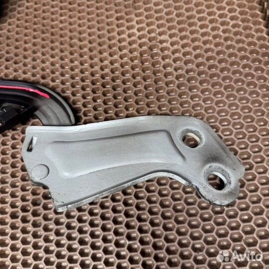 Петля капота Ford Focus BM iqdb