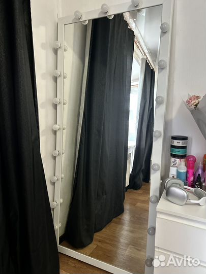 Большое зеркало с подсветкой