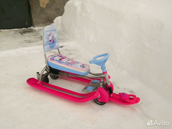 Детский снегокат с ручкой и колесами