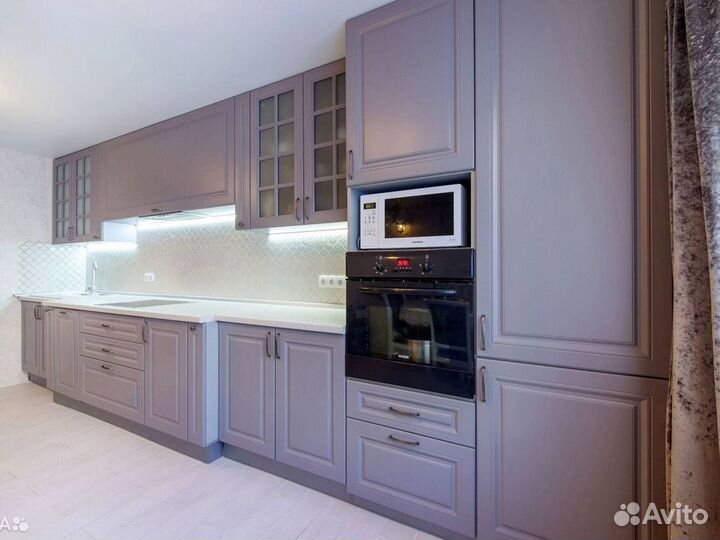 Кухонный гарнитур с каменным островом