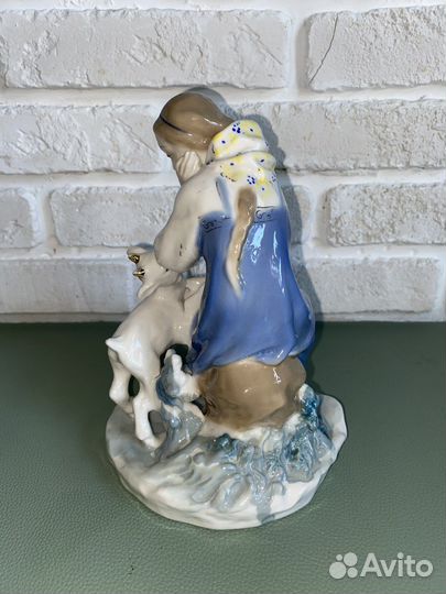 Фарфоровая статуэтка «Аленушка с козленком» лзфи