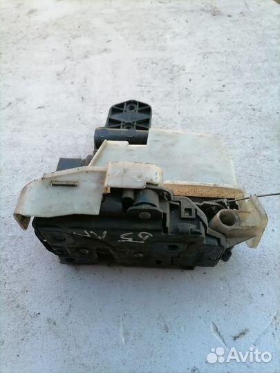 Передний левый замок двери Фольцваген Пассат б5+