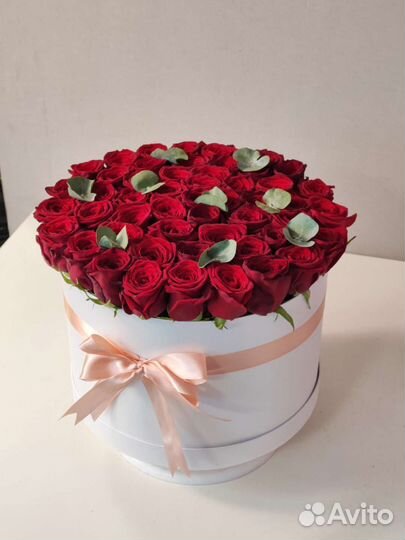 Композиция из 51 бордовых роз