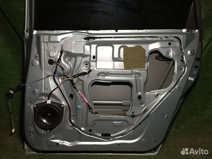 Дверь задняя правая Toyota Ipsum ACM21 Пустая