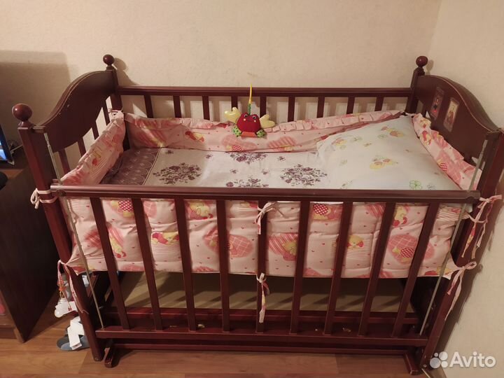 Детская кроватка с продольным маятником