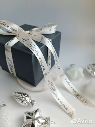 Брендированная лента с надписью логотипом