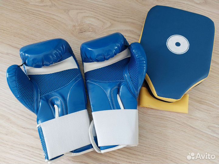 Боксерские перчатки и лапа