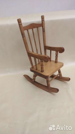Винтажное кукольное кресло-качалка