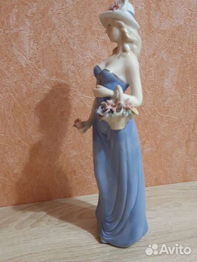 Статуэтка фарфор Девушка с цветами