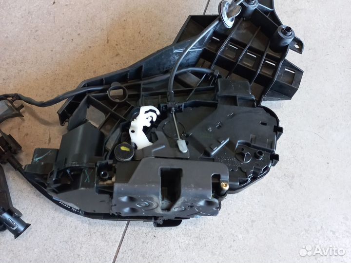 Замок задней левой двери Volvo S80 2