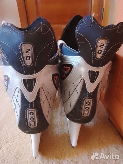 Хоккейные коньки CCM 42 размер