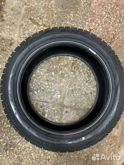 Bridgestone Blizzak VRX 235/45 R18
