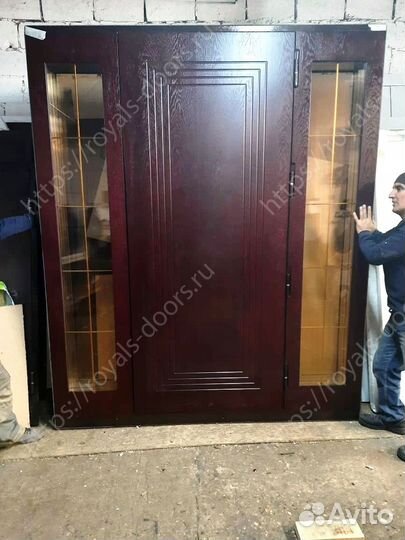 Парадная широкая входная дверь с боковыми стеклами