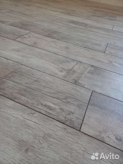 Укладка ламината +обои