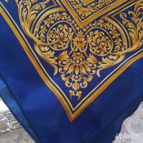 Большой яркий платок