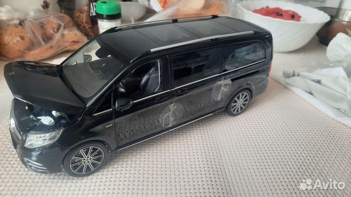 Mercedes-Benz V-class L Vito v236L 1/18