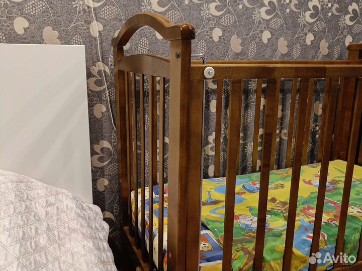 Детская кроватка с маятником и ящиком