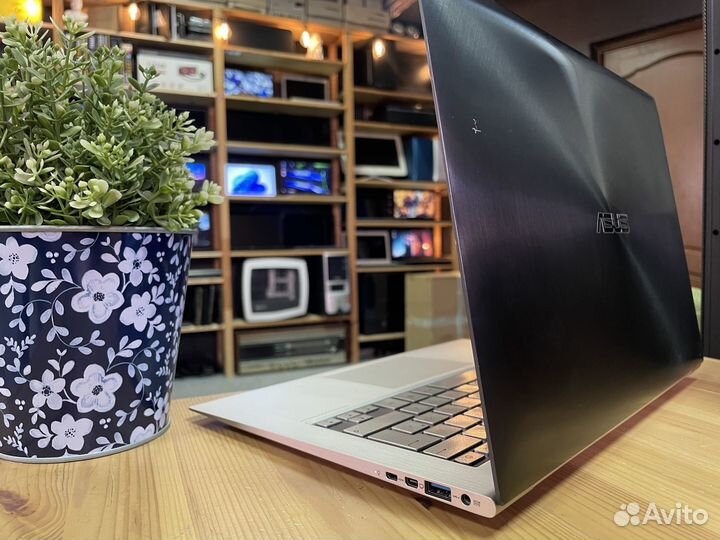 Ультрабук Asus ZenBook / 13.3 / Core i7 / SSD