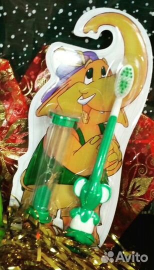 Детская зубная щетка с игрушкой