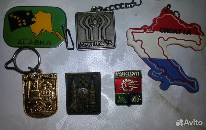 Брелки и значки. Серия города и страны