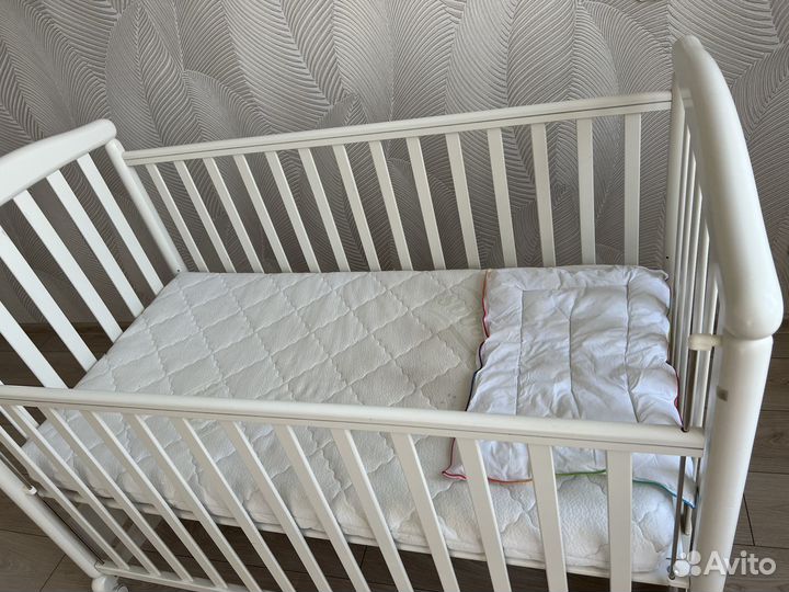 Детская кроватка с маятником + матрас