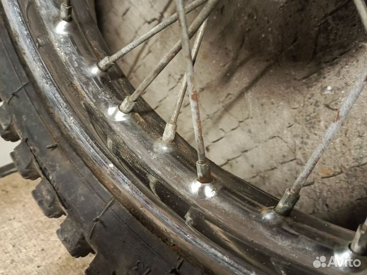 Колесо на мотоцикл чезет кросс
