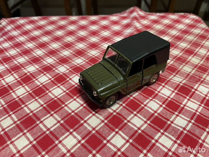Модель УАЗ-469 масштаб 1:43