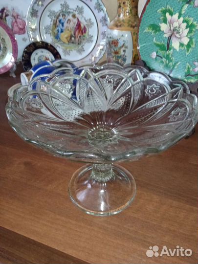 Старинные вазы-фруктовницы на ножке