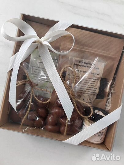 Подарочный набор с чаем и сладостями