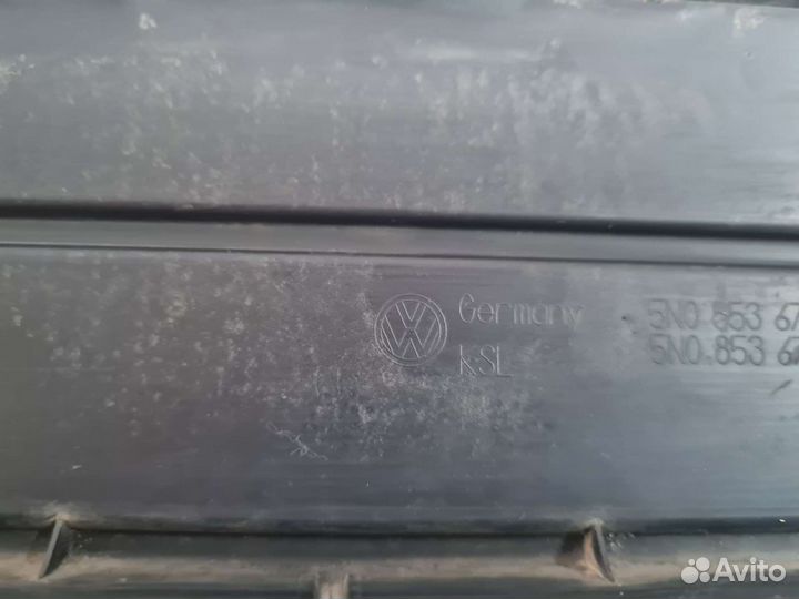 Решётка в бампер центральная Volkswagen Tiguan 07