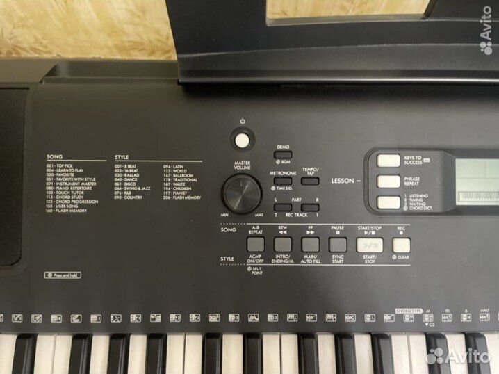 Почти новый Синтезатор yamaha psr ew310