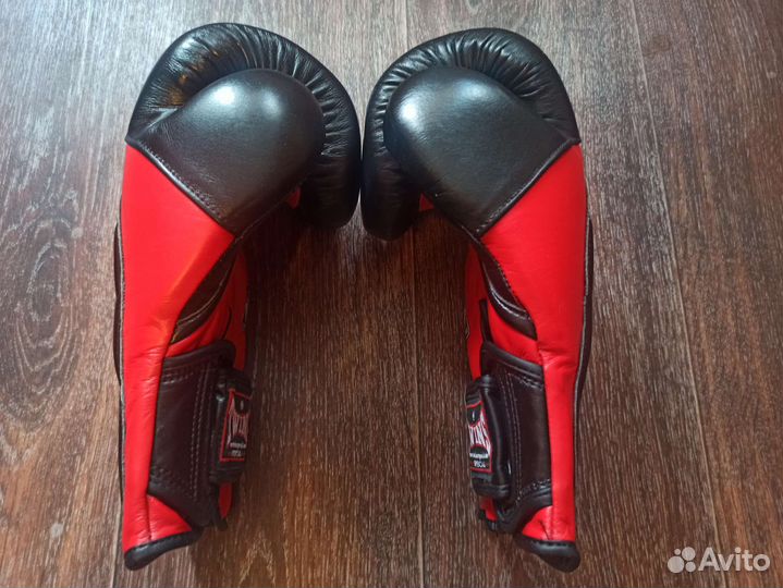 Боксерские перчатки Twins 12 унций