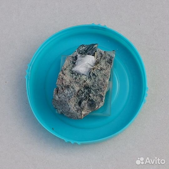 Миллерит, размер образца 6.5х4х3 см