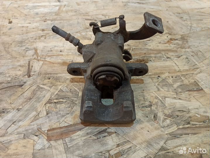 Суппорт задний правый Toyota Corolla E150