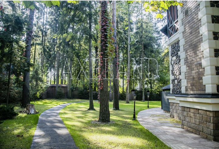 Дом 980 м² на участке 27 сот.