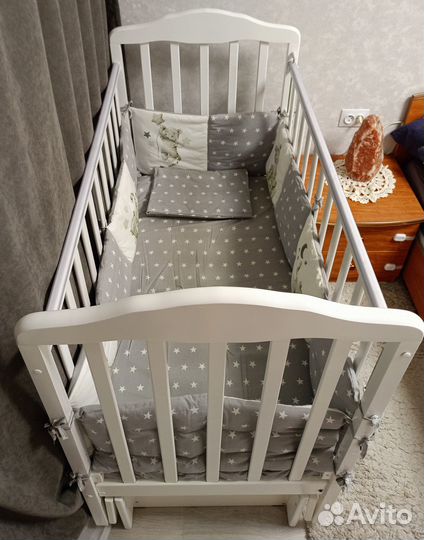 Детская кроватка с маятником и ящиком