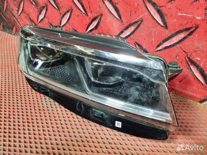 Фара правая Volkswagen Touareg 3